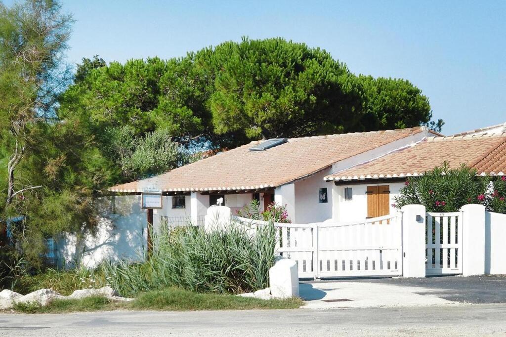 Holiday Home With Shared Pool Saintes-Maries-de-la-Mer Exterior photo